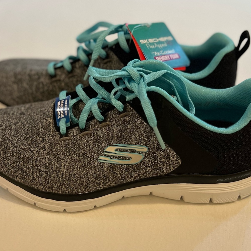 NWOB SKECHERS Flex Appeal 4.0 Black Light
NWT
Blue Sneakers w Memory Foam size 8 - Picture 2 of 12